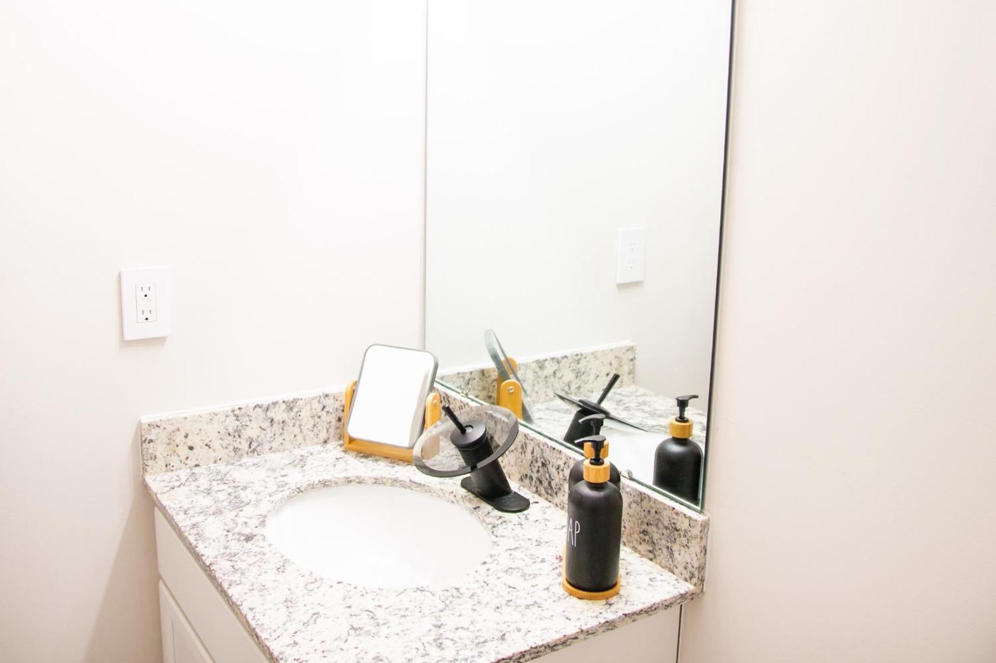 Hometel Premium Guest Suite W/ Private Entrance Ypsilanti Zewnętrze zdjęcie